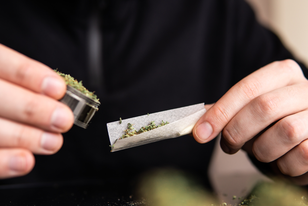 rolling joint with grinder and paper